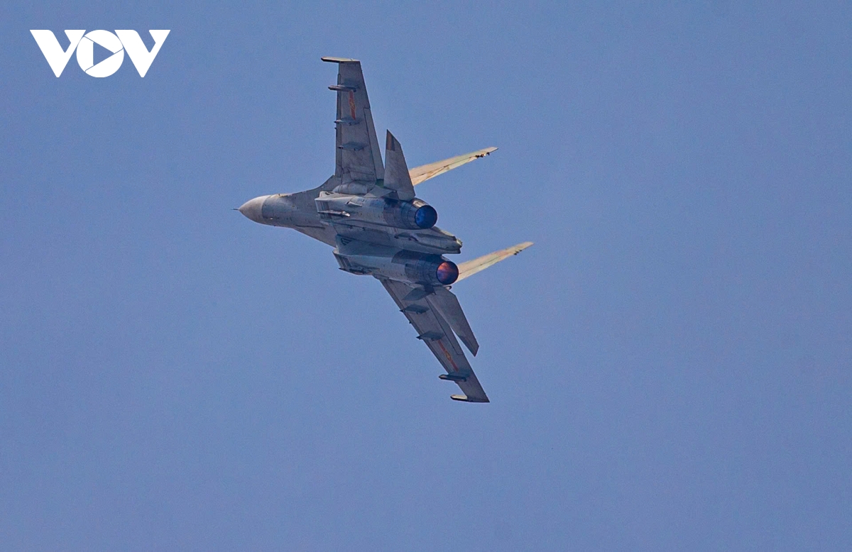 Dàn tiêm kích, trực thăng bay hợp luyện ở trung tâm Hà Nội