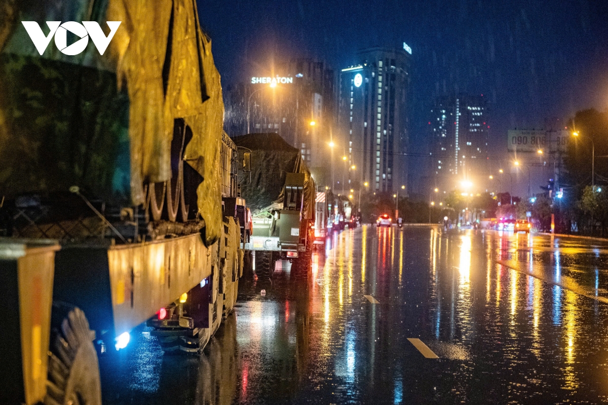 Đoàn xe chở khí tài trên đường hướng về trung tâm Thủ đô Hà Nội. Các khí tài được phủ bạt ngụy trang và chằng buộc kỹ lưỡng trước. Đoàn xe chở khí tài trên đường hướng về trung tâm Thủ đô Hà Nội. Các khí tài được phủ bạt ngụy trang và chằng buộc kỹ lưỡng trước.