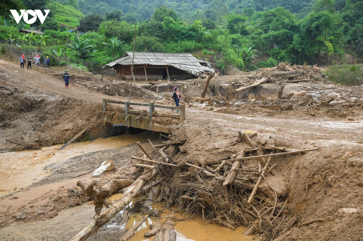 truong ban quyet doan di tan dan giua dem tranh tham hoa lu quet o Dien bien hinh anh 1