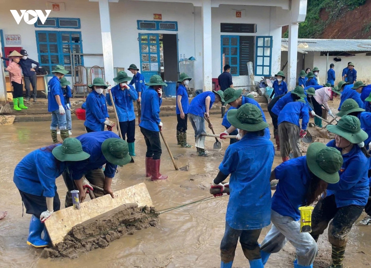 mau ao xanh tinh nguyen noi ron lu son la hinh anh 5