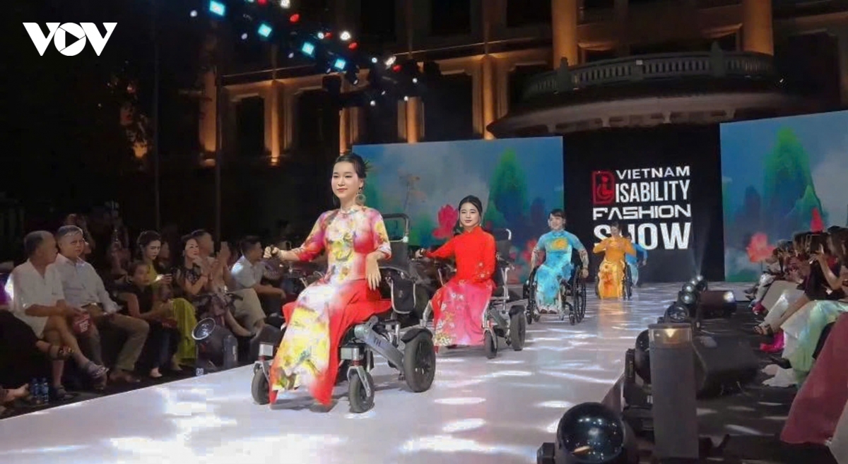 san dien thoi trang danh cho nguoi khuyet tat noi y chi va ve dep cung toa sang hinh anh 2