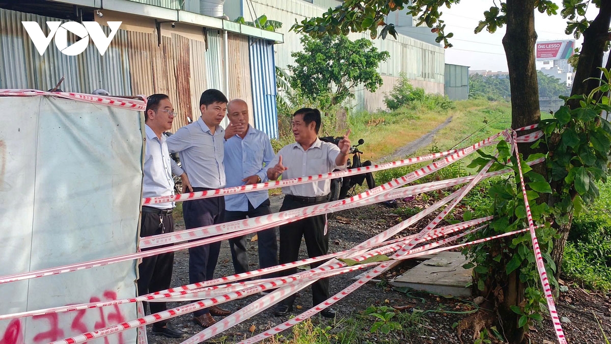lai them mot cay cau o binh duong cu bi cuon troi sau tran mua lon hinh anh 2