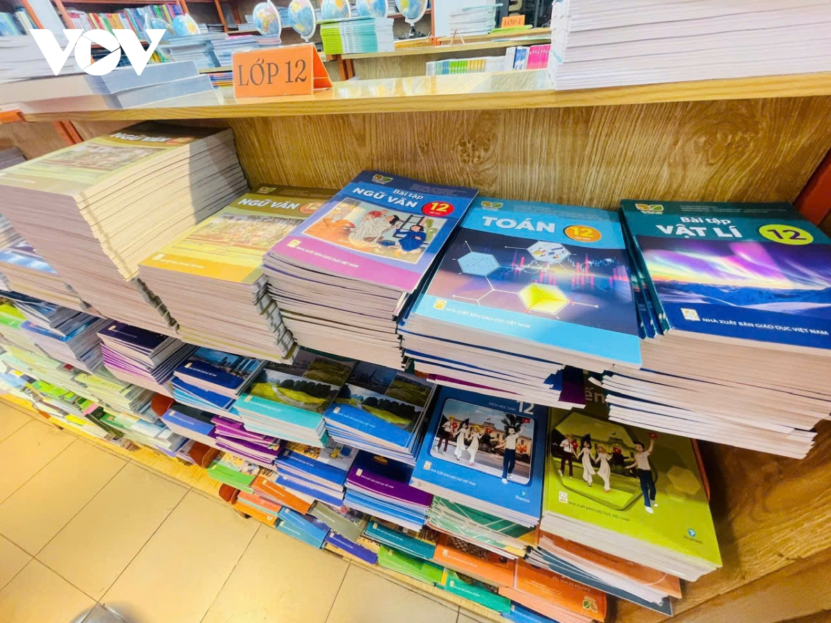 Không thay sách giáo khoa năm tới, cập nhật chương trình theo thực tiễn