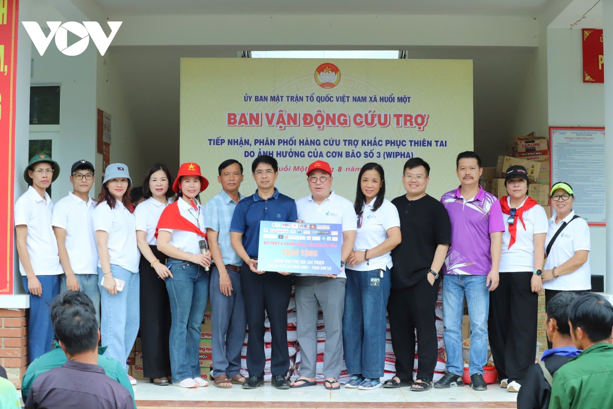 VOV Tây Bắc cùng Quỹ Vì Tương lai trao 600 suất quà hỗ trợ vùng lũ Sơn La, Điện Biên