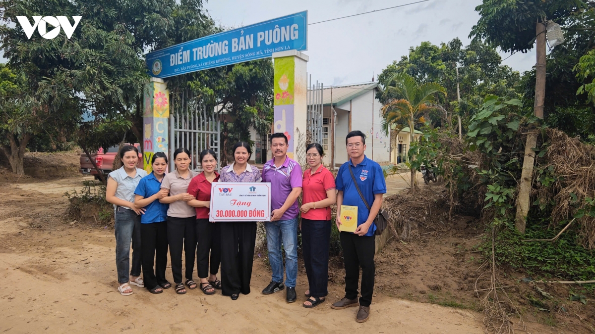 vov tay bac cung quy vi tuong lai trao 600 suat qua ho tro vung lu son la, Dien bien hinh anh 7