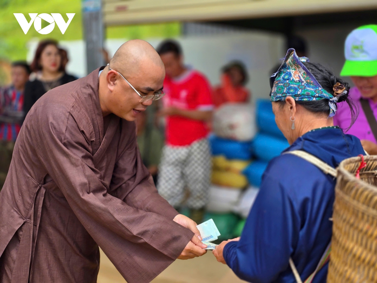 Chùa Liên Hoa (Đồng Tháp) thăm, tặng quà người dân bị thiên tai tại Sơn La, Điện Biên