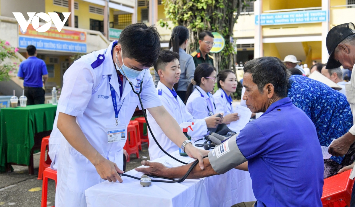 Khám bệnh, cấp thuốc, tặng quà cho người dân xã Hòn Đất (An Giang)
