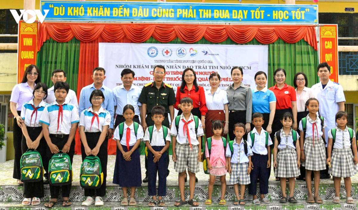 kham benh, cap thuoc, tang qua cho nguoi dan xa hon Dat an giang hinh anh 2