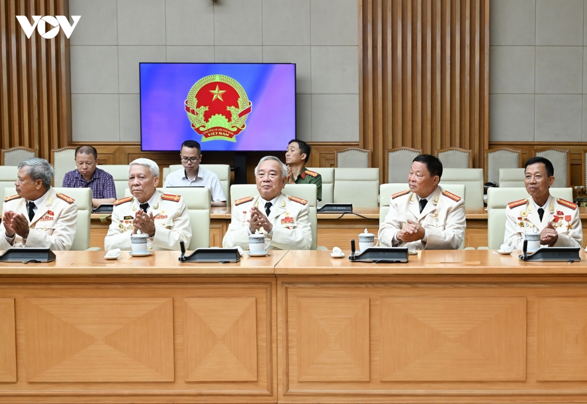 thu tuong gap mat, tri an can bo ban lien lac cong an chi vien chien truong mien nam hinh anh 3