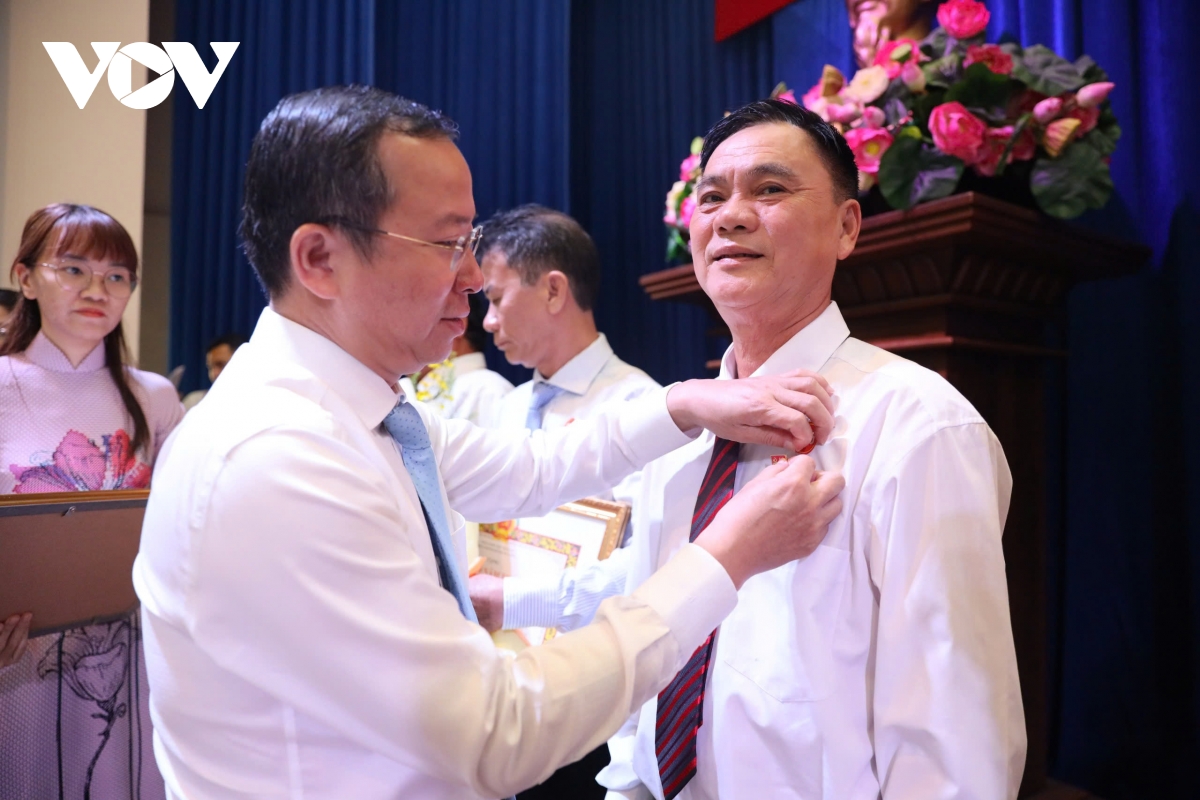 Đảng ủy UBND TP.HCM trao Huy hiệu Đảng cho 66 đảng viên tiêu biểu