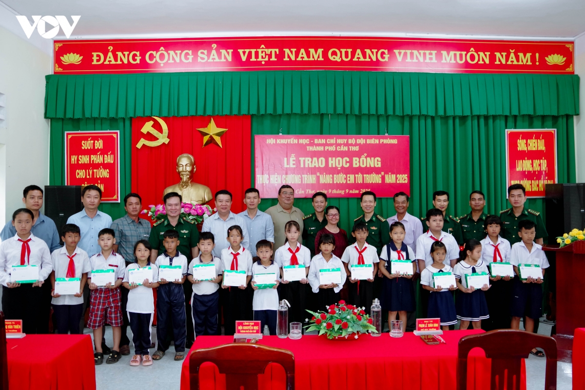 can tho trao 200 suat hoc bong cho hoc sinh ngheo khu vuc bien gioi bien hinh anh 2