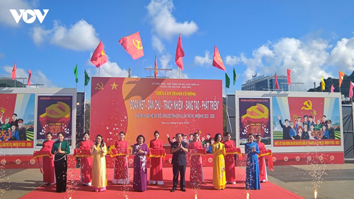 Dong dao nguoi dan tham gia trien lam co dong chao mung Dai hoi Dang bo son la hinh anh 1