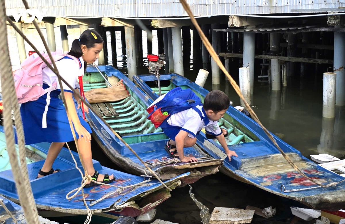 hoc sinh Dat mui di vo lai, vuot kho den truong hinh anh 10