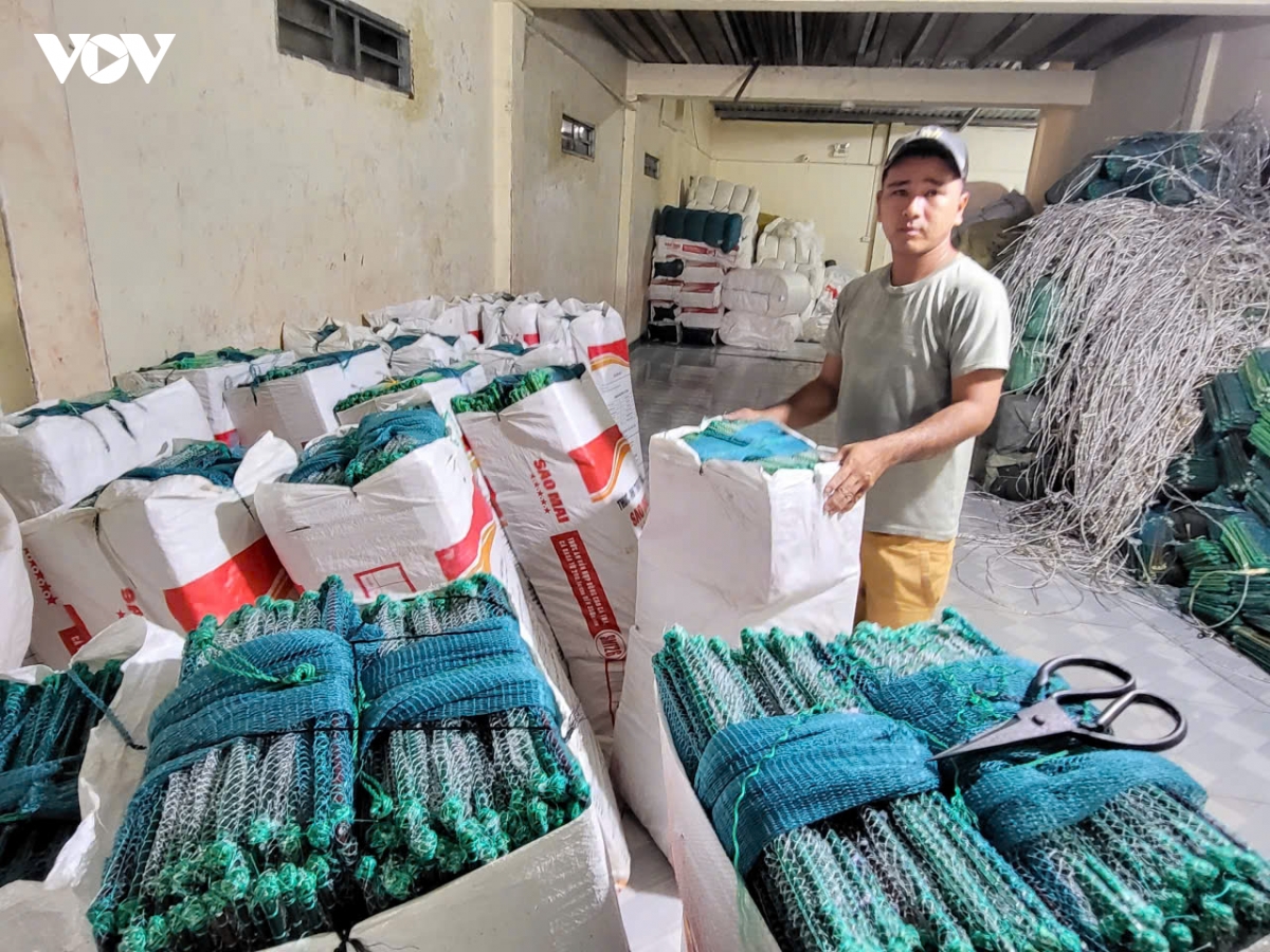 lang dan luoi thom rom nhon nhip khi mua nuoc noi ve hinh anh 12