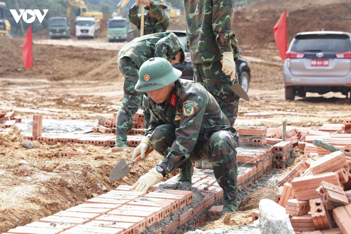 than toc dung nha moi cho nguoi dan vung lu Dien bien hinh anh 1