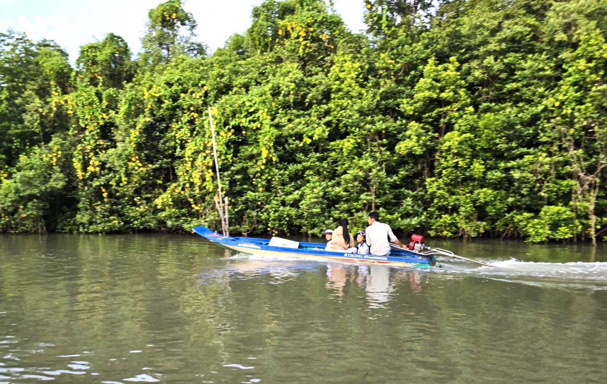 hoc sinh Dat mui di vo lai, vuot kho den truong hinh anh 11