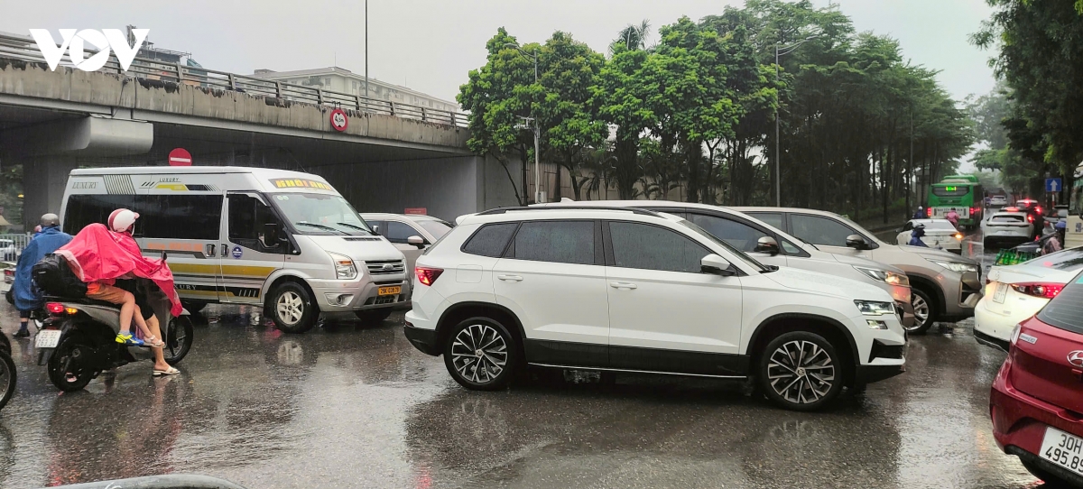 Duong pho ha noi un tac cuc bo do mua to tu hoan luu bao so 10 hinh anh 7
