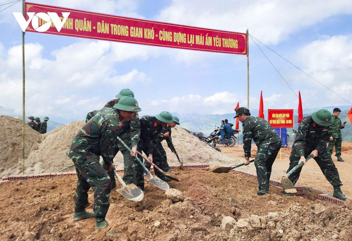 Thần tốc dựng nhà mới cho người dân vùng lũ Điện Biên