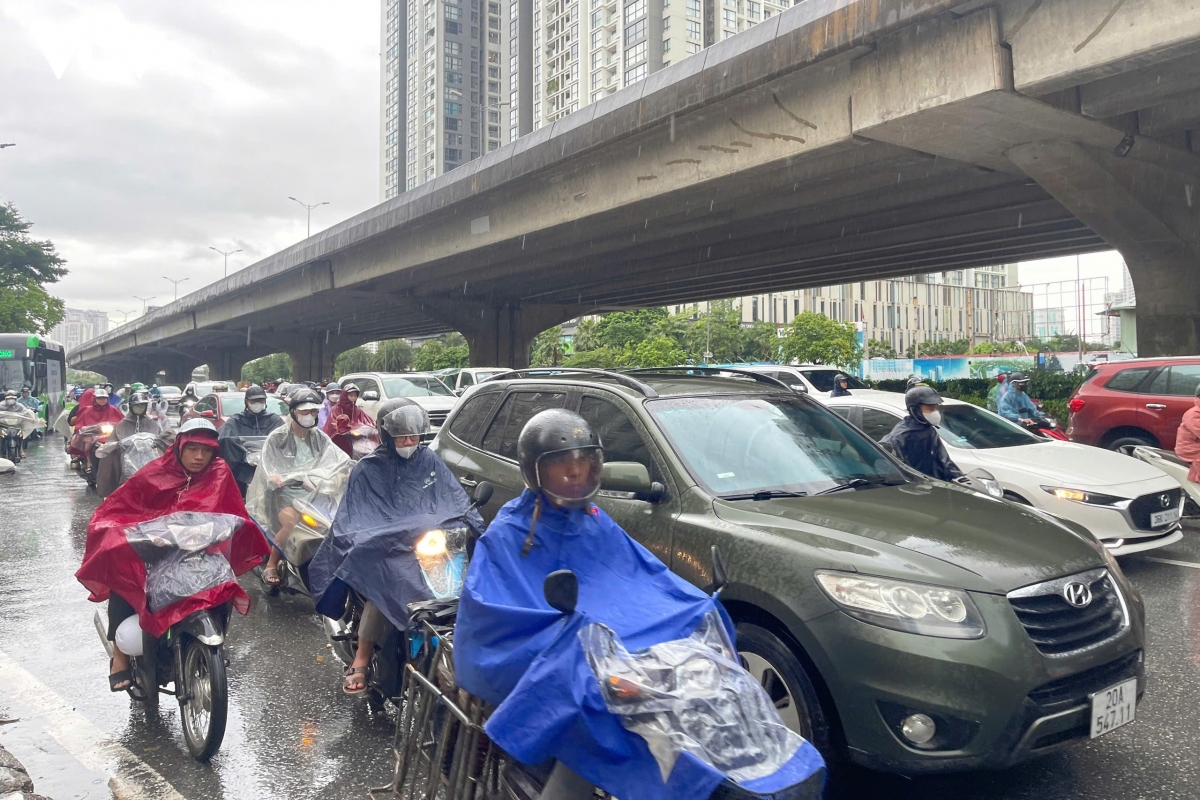 Duong pho ha noi un tac cuc bo do mua to tu hoan luu bao so 10 hinh anh 8