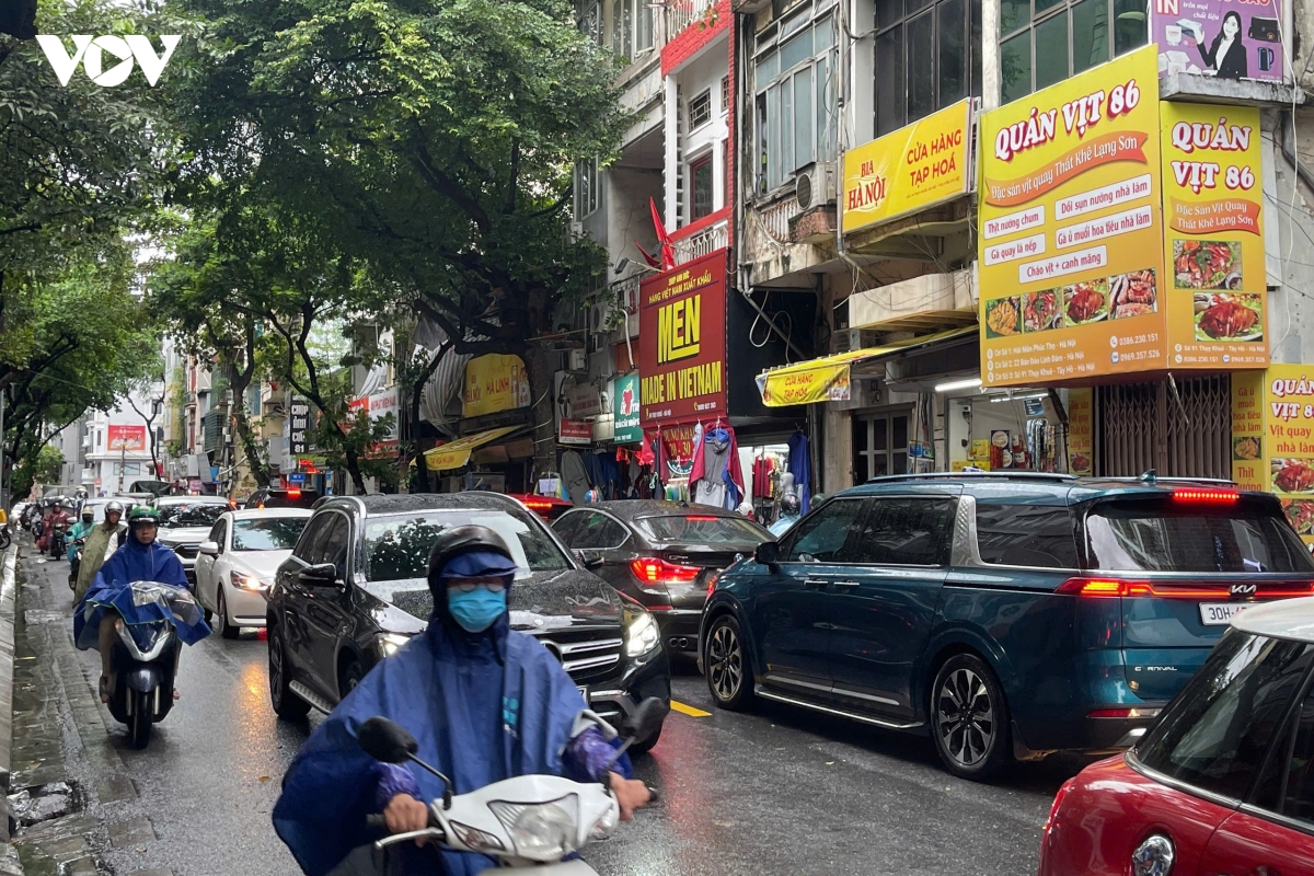 Duong pho ha noi un tac cuc bo do mua to tu hoan luu bao so 10 hinh anh 9