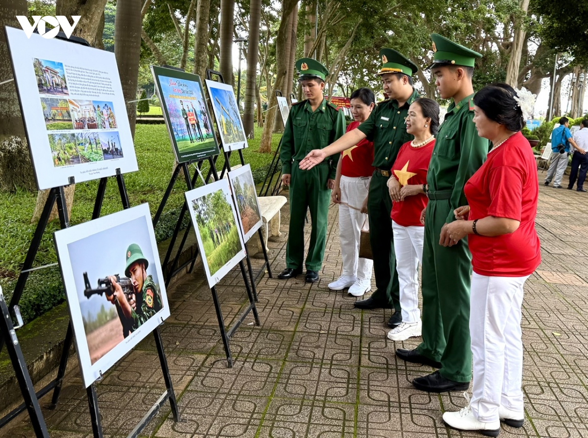 khai mac trien lam anh ton vinh luc luong vu trang Dak lak hinh anh 2