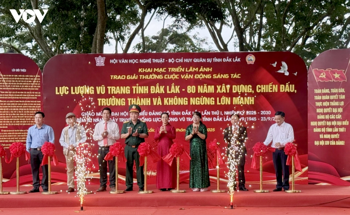 khai mac trien lam anh ton vinh luc luong vu trang Dak lak hinh anh 1