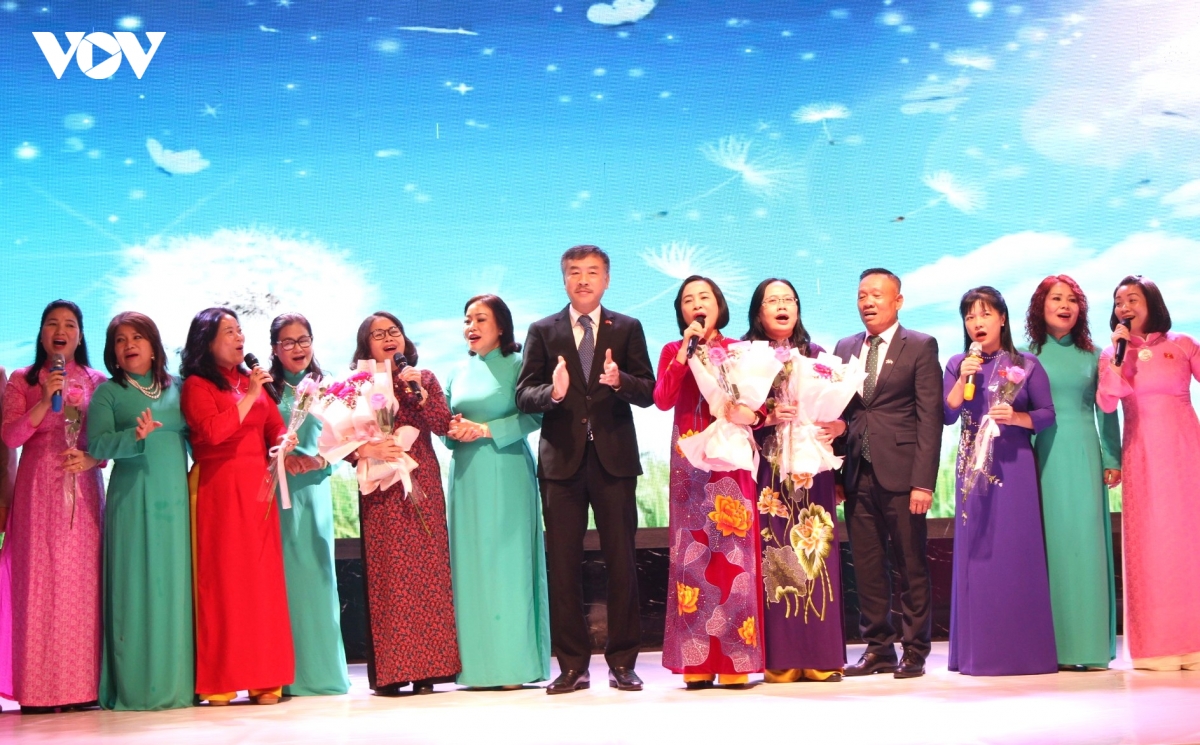 ton vinh cac gia tri truyen thong cua phu nu viet nam tai cong hoa sec hinh anh 1