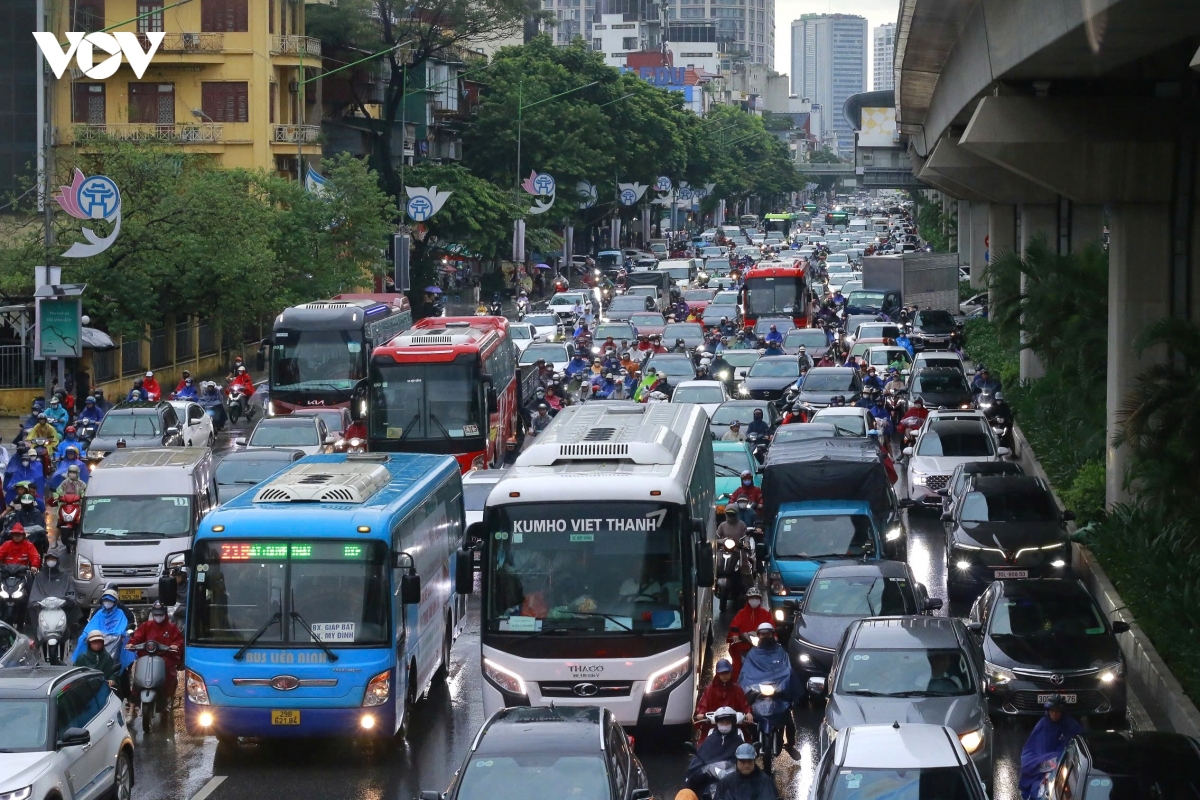 Duong pho ha noi un tac cuc bo do mua to tu hoan luu bao so 10 hinh anh 1