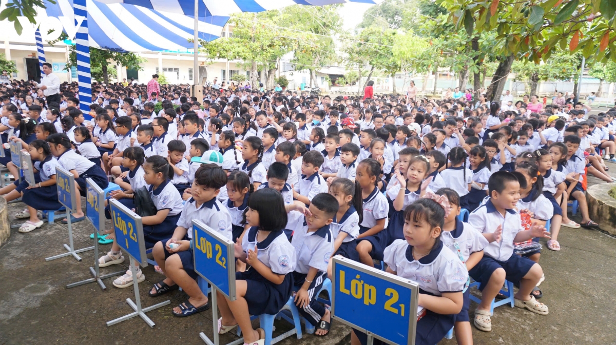 hang trieu hoc sinh tai cac tinh, thanh tren ca nuoc no nuc khai giang nam hoc moi hinh anh 11