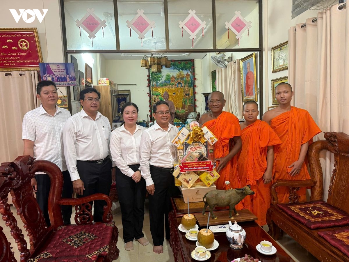 mttq tp.hcm chuc mung le sen dolta, that chat tinh doan ket voi dong bao khmer hinh anh 1