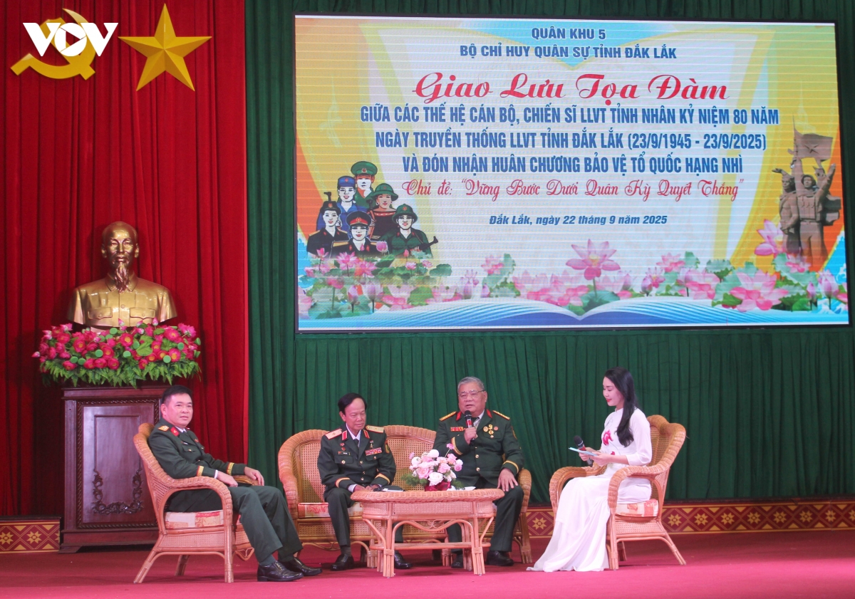 giao luu cac the he can bo, chien si ky niem 80 nam luc luong vu trang Dak lak hinh anh 1