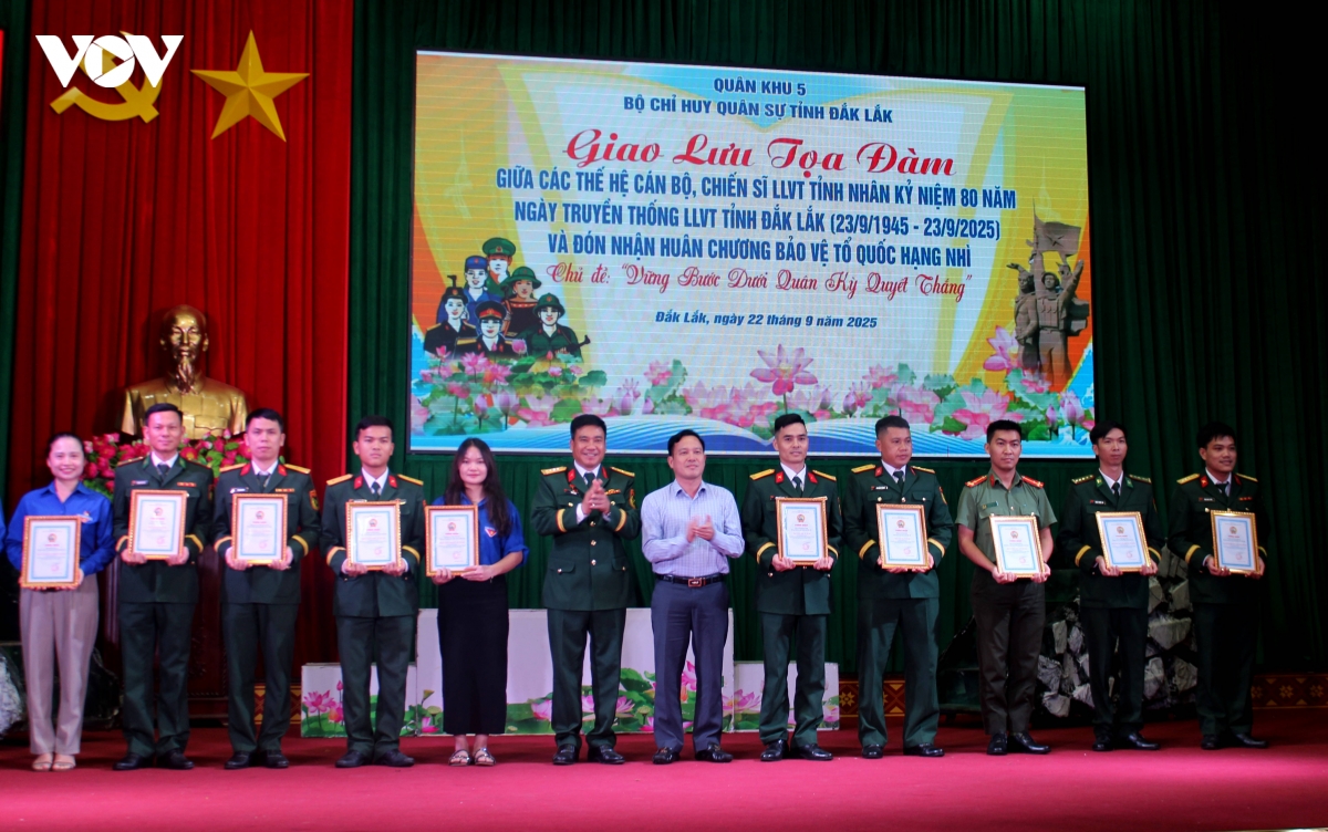 giao luu cac the he can bo, chien si ky niem 80 nam luc luong vu trang Dak lak hinh anh 2