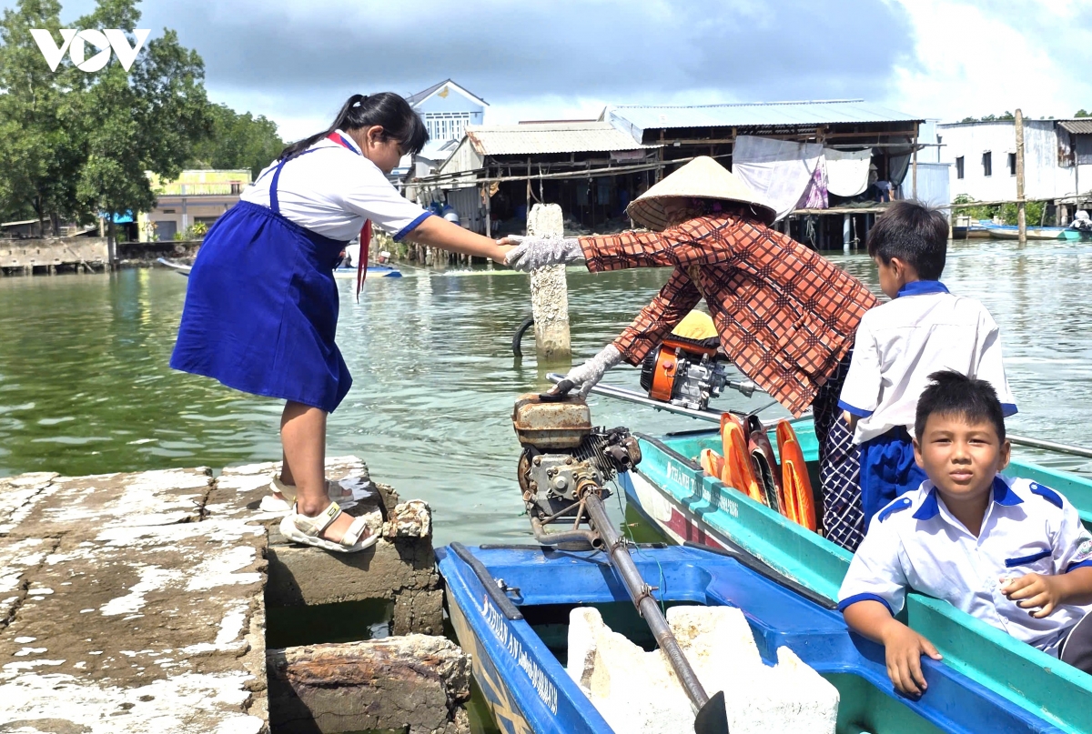 hoc sinh Dat mui di vo lai, vuot kho den truong hinh anh 2