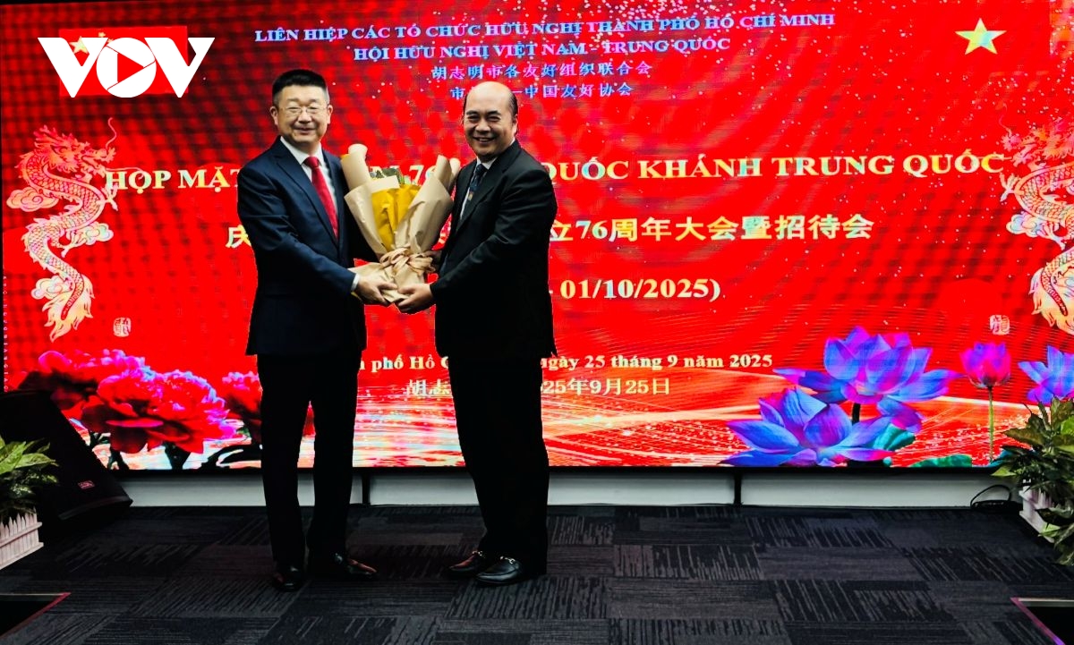 胡志明市越中友好协会副主席陈抗战向中国驻胡志明市总领事唐立赠送鲜花。（图片来源：vov.vn）
