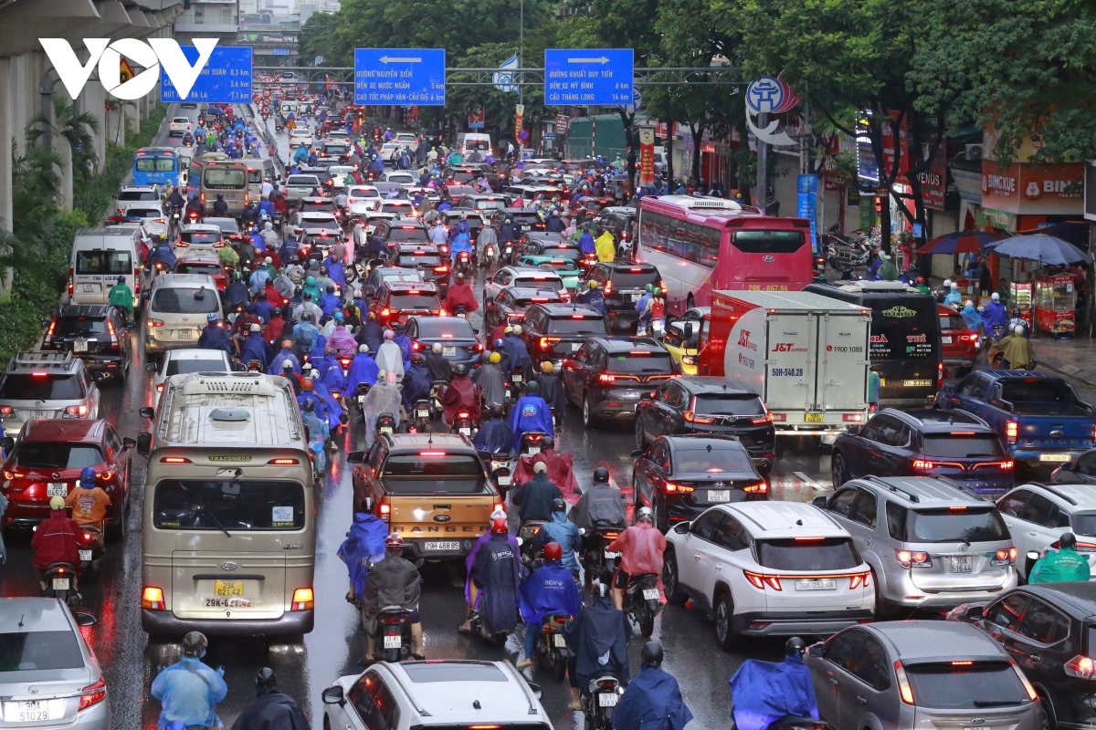 Đường phố Hà Nội ùn tắc cục bộ do mưa to từ hoàn lưu bão số 10