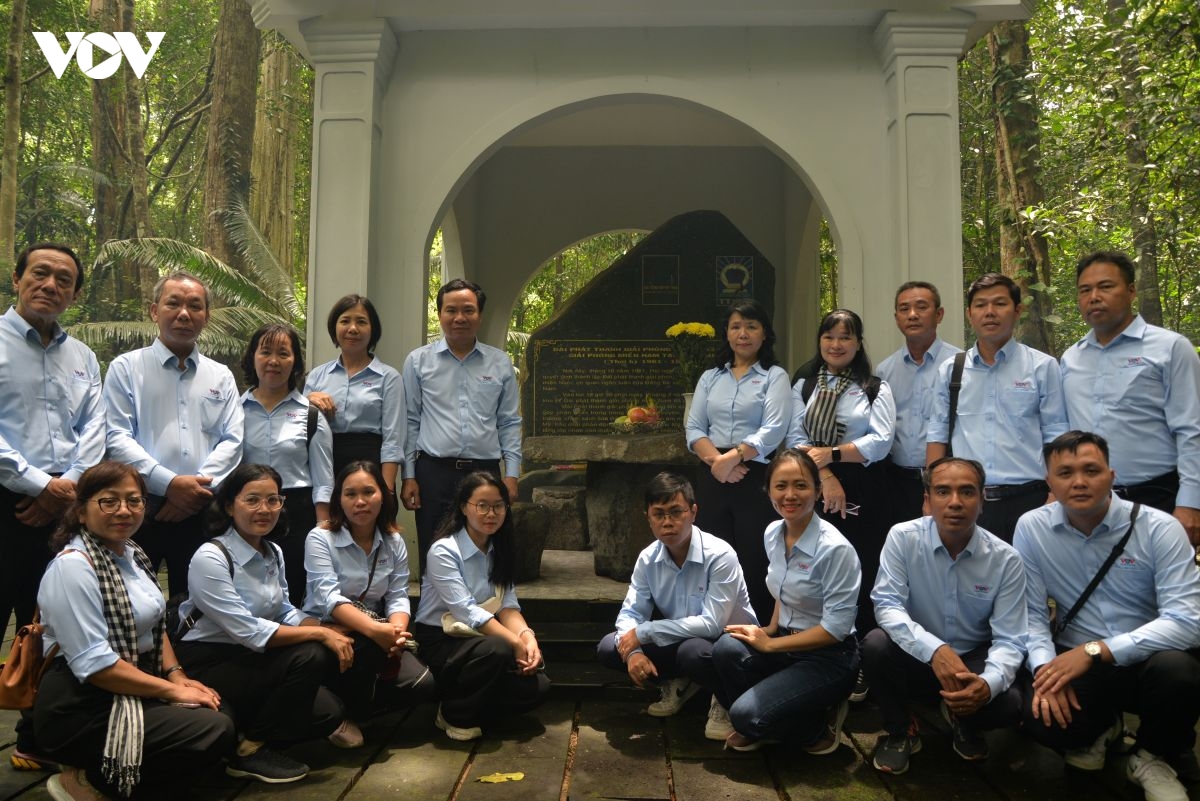 Dai phat thanh giai phong tui chua bom giua rung chien khu D hinh anh 6