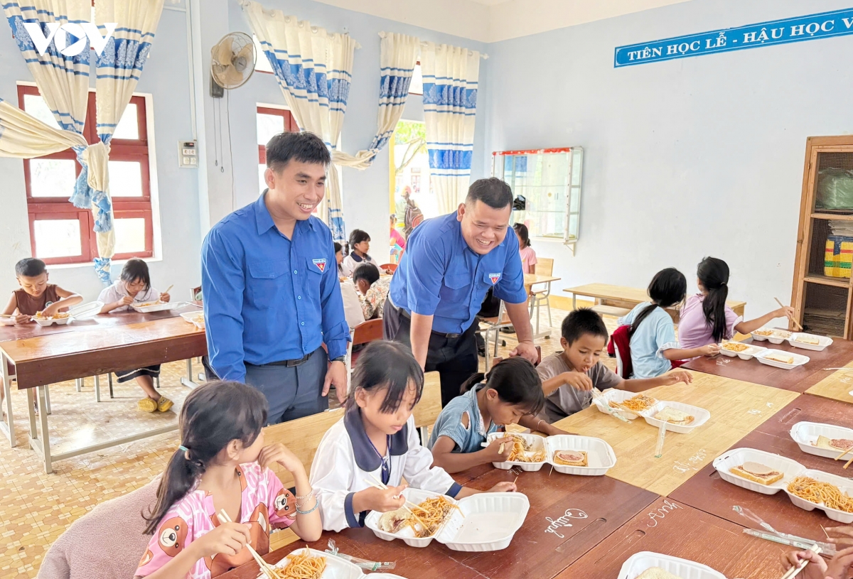 tiep suc den truong cho hoc sinh vung cao Da nang hinh anh 2
