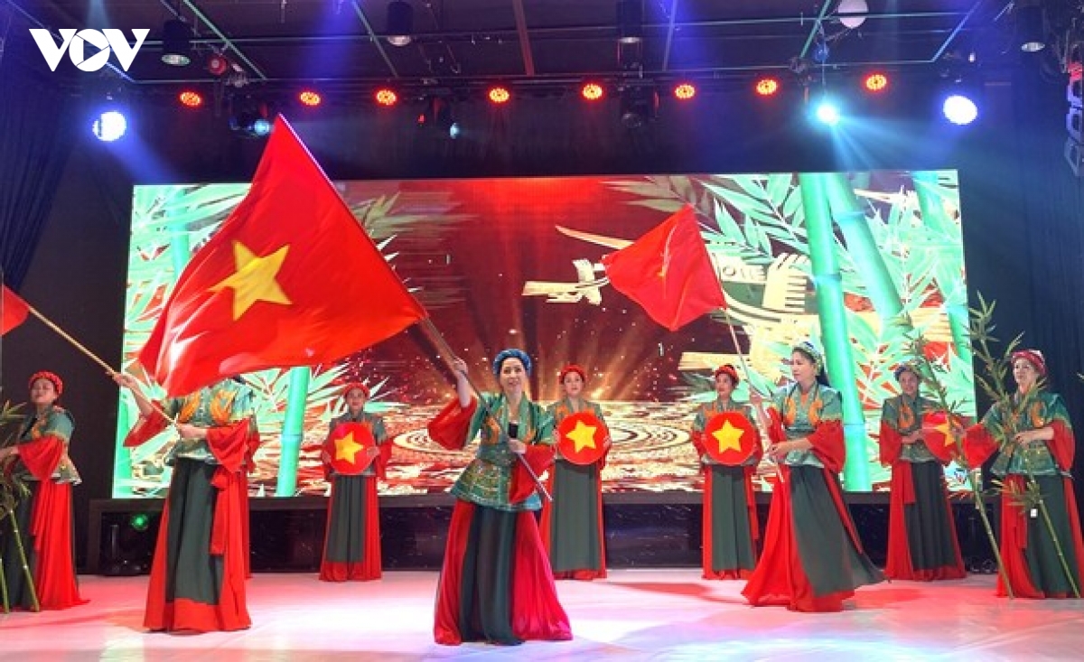 ton vinh cac gia tri truyen thong cua phu nu viet nam tai cong hoa sec hinh anh 2