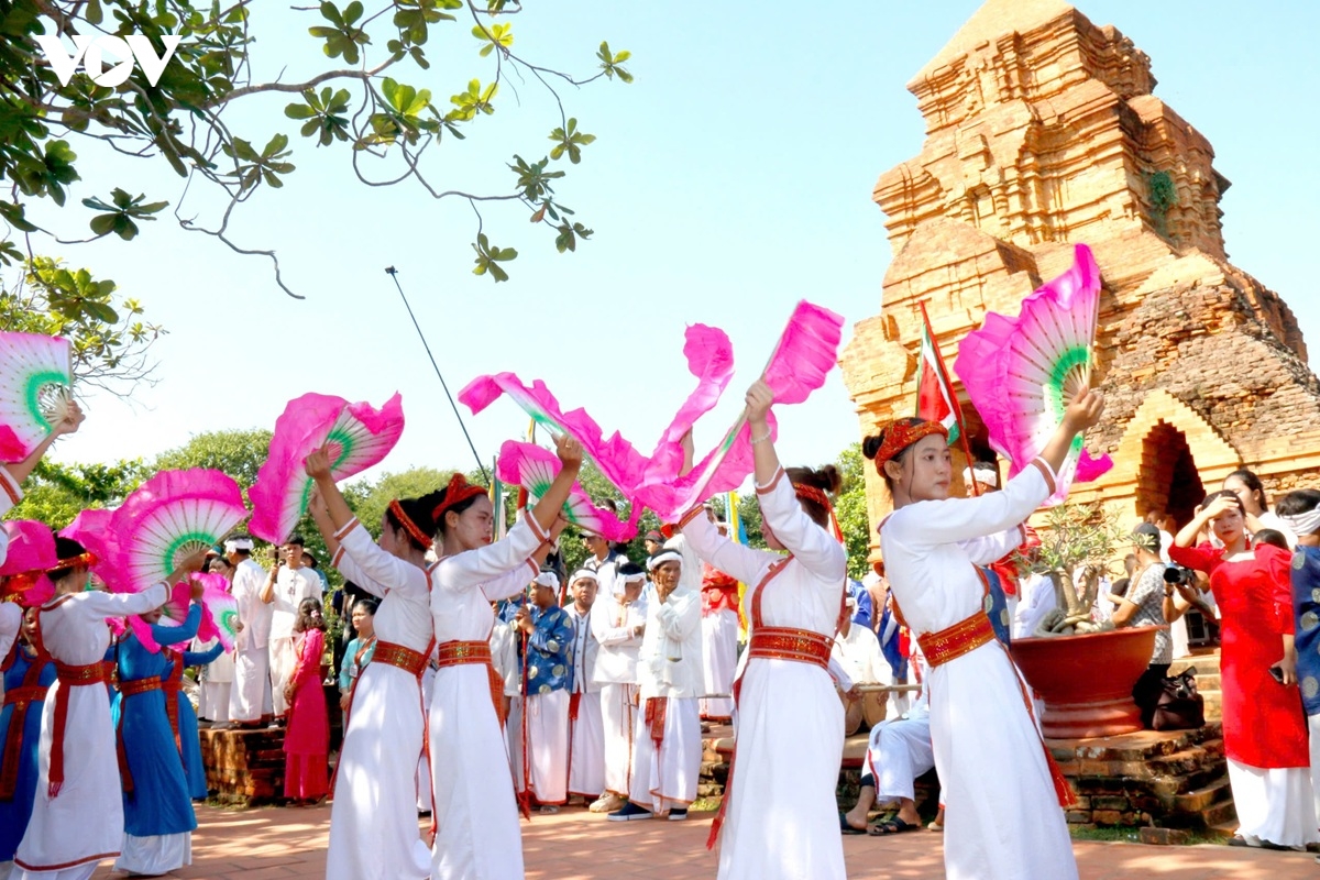 ngay hoi van hoa dan toc cham toan quoc dien ra dung dip le hoi ka-te 2025 hinh anh 1