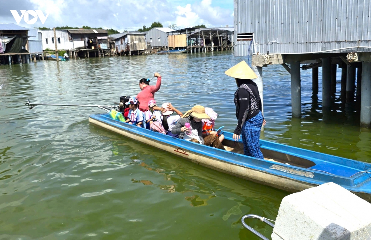 hoc sinh Dat mui di vo lai, vuot kho den truong hinh anh 3