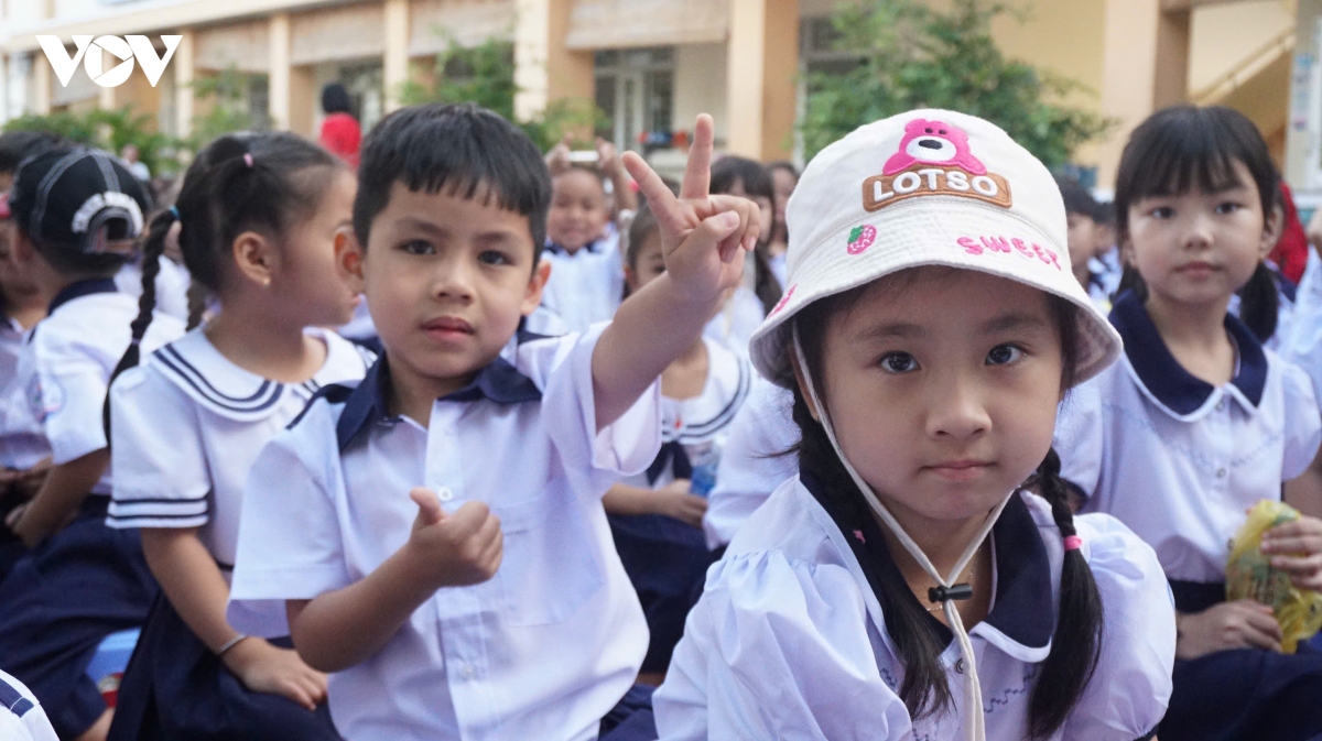 hang trieu hoc sinh tai cac tinh, thanh tren ca nuoc no nuc khai giang nam hoc moi hinh anh 12