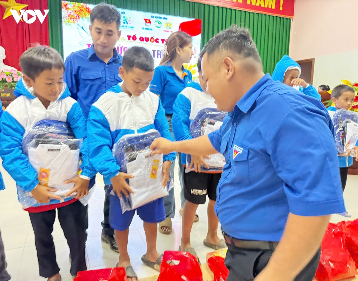 tiep suc den truong cho hoc sinh vung cao Da nang hinh anh 6