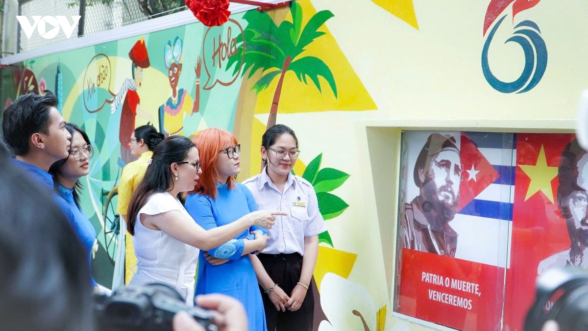 tranh tuong doc dao ghi dau tinh ban viet nam - cuba giua long thanh pho mang ten bac hinh anh 1