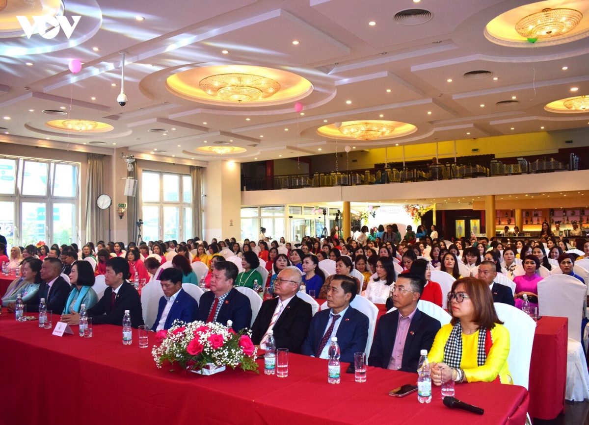 ton vinh cac gia tri truyen thong cua phu nu viet nam tai cong hoa sec hinh anh 3