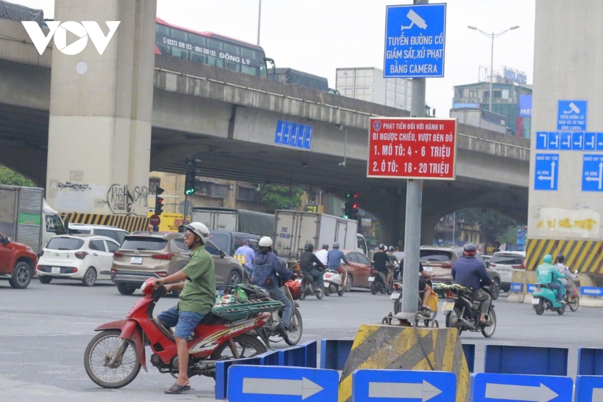 Vượt đèn đỏ, leo vỉa hè: Vi phạm tái diễn bất chấp Nghị định 168