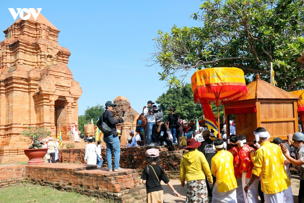 ngay hoi van hoa dan toc cham toan quoc dien ra dung dip le hoi ka-te 2025 hinh anh 2