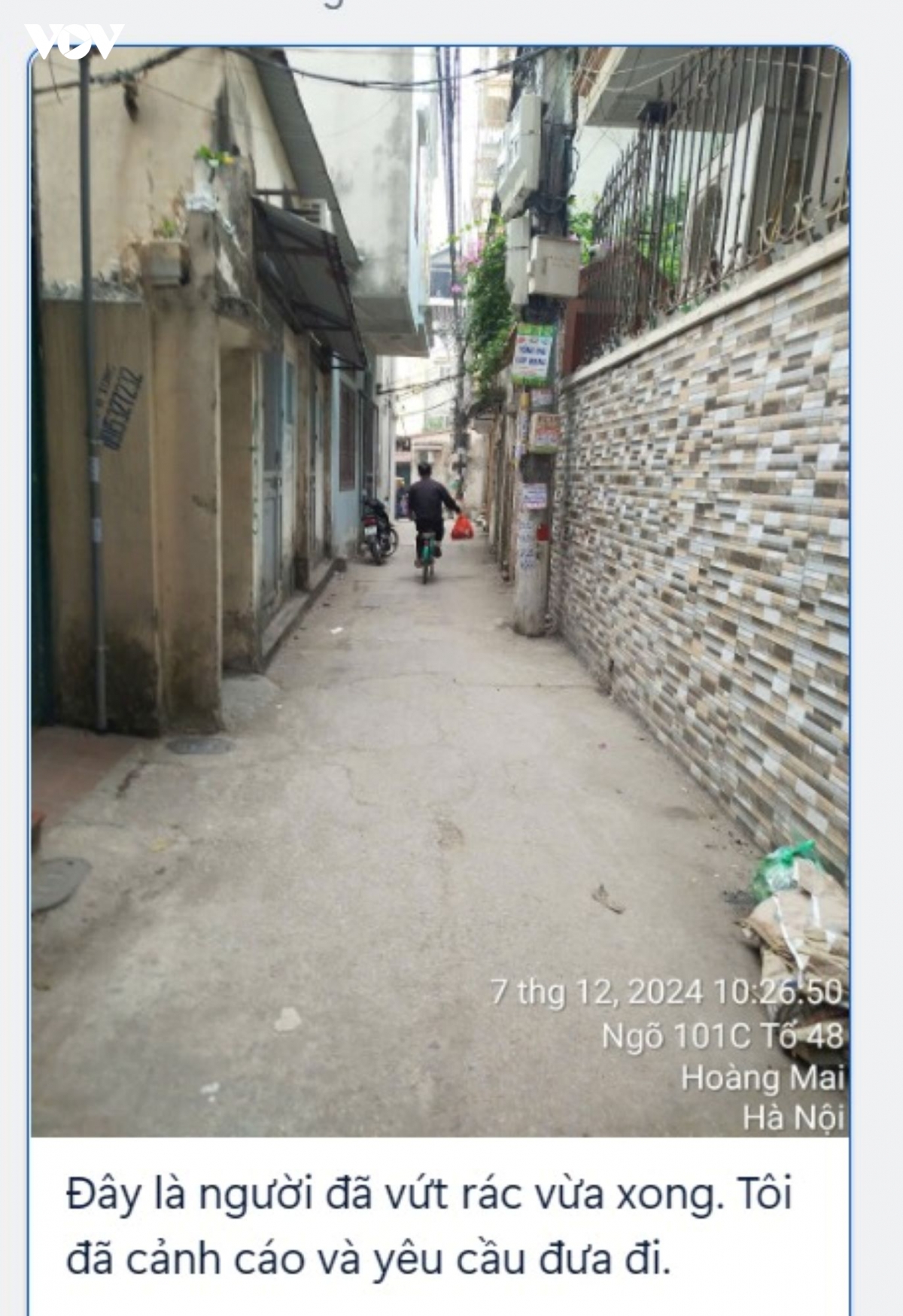 nhet chu vao mom va thoi vut rac bua bai truoc cua nha nguoi khac hinh anh 2