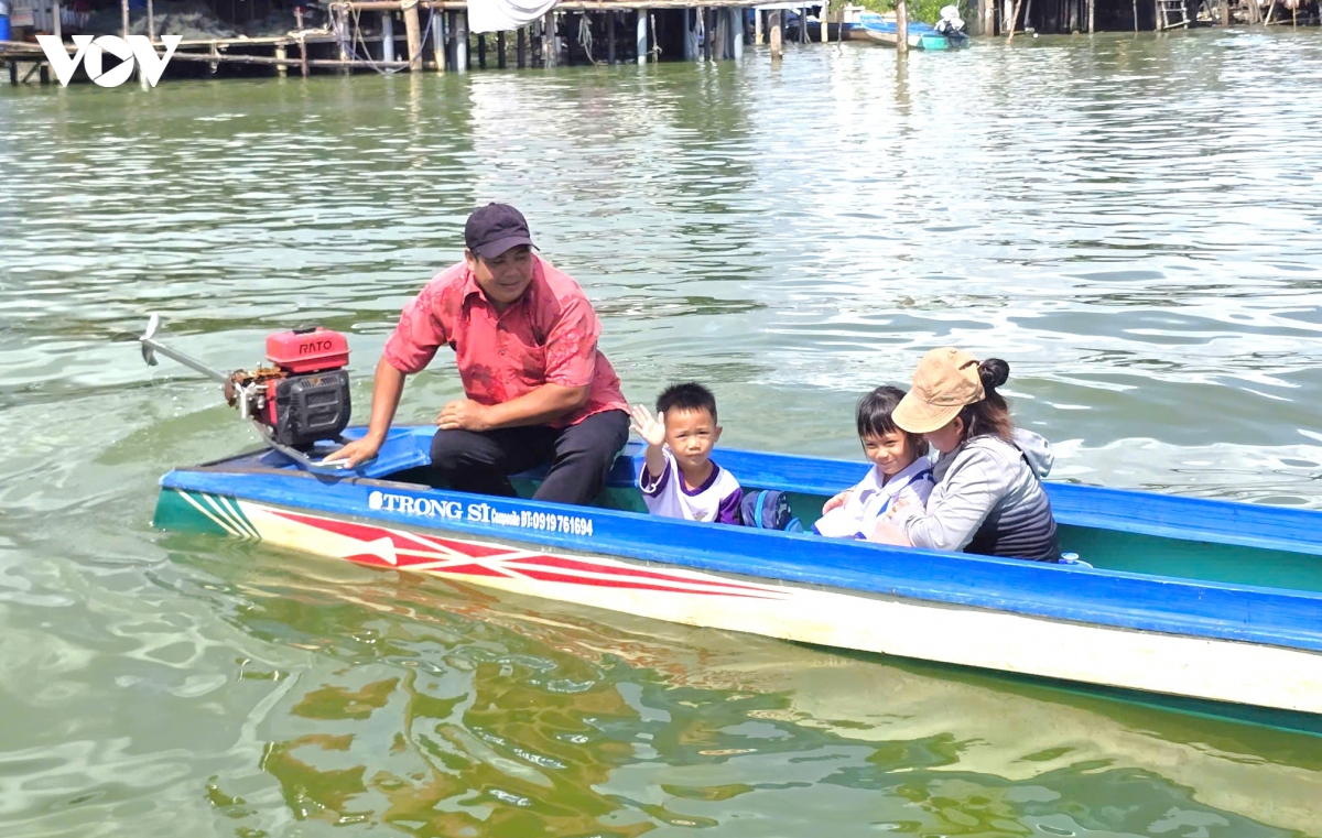 hoc sinh Dat mui di vo lai, vuot kho den truong hinh anh 4