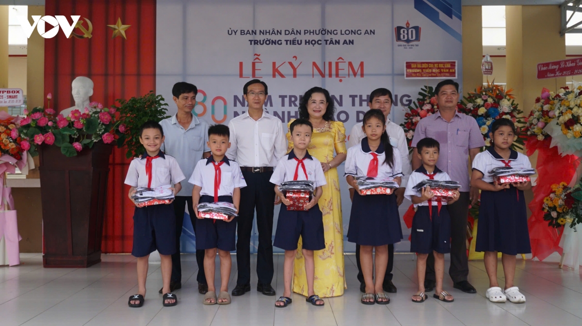hang trieu hoc sinh tai cac tinh, thanh tren ca nuoc no nuc khai giang nam hoc moi hinh anh 13