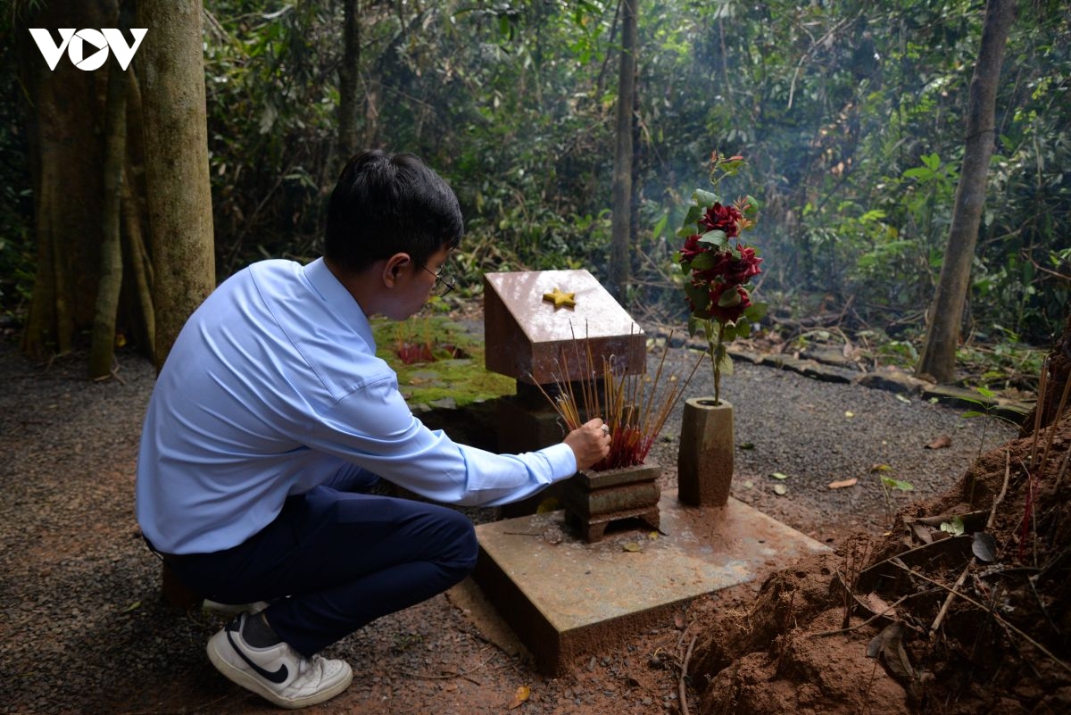 Dai phat thanh giai phong tui chua bom giua rung chien khu D hinh anh 4
